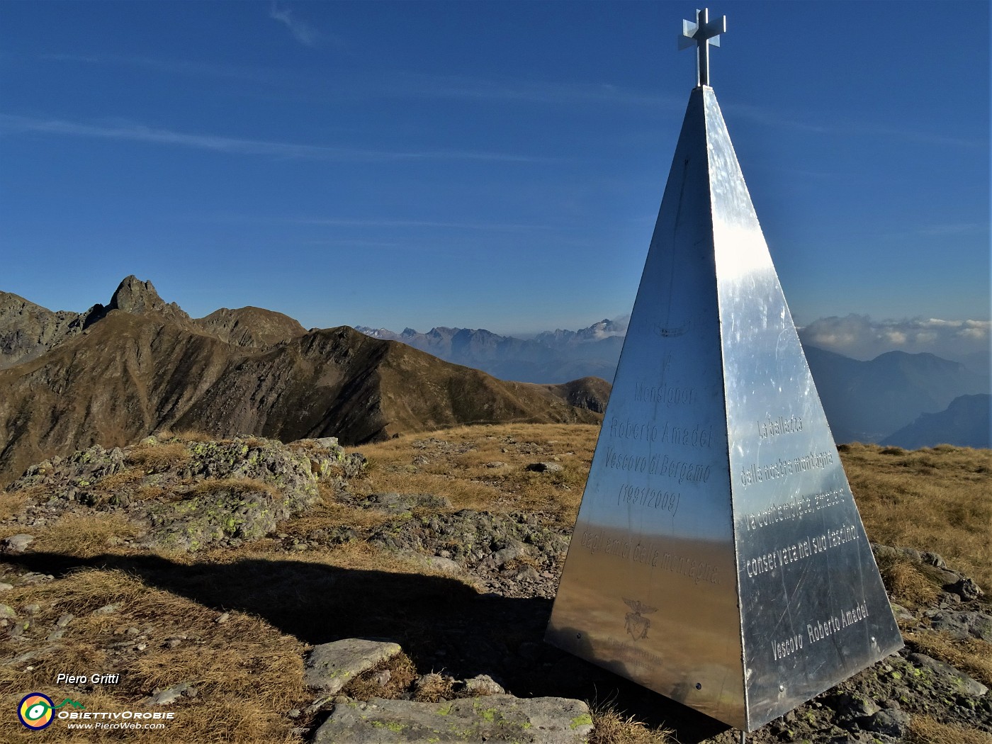 55 Piramide stilizzata a ricordo del vescovo di Bergamo Amadei, amante della montagna.JPG